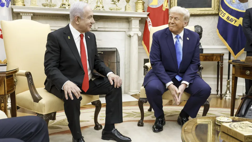 Netanyahu dá a Trump 'pager' dourado como os que Israel explodiu no Líbano